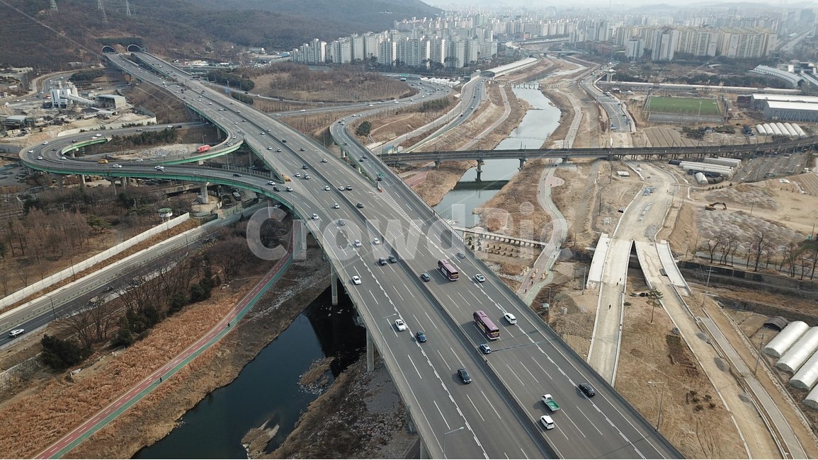 고속도로,도로,외곽순환고속도로,의정부IC,중랑천,도시,풍경,city,landscape,한국도시풍경,한국도시경관,korea cityscape,교통,교통수단,traffic,transportation,road,nature,자연,outdoors,옥외,경치,scenery,bridge,다리,building,건물,freeway,고속 도로
