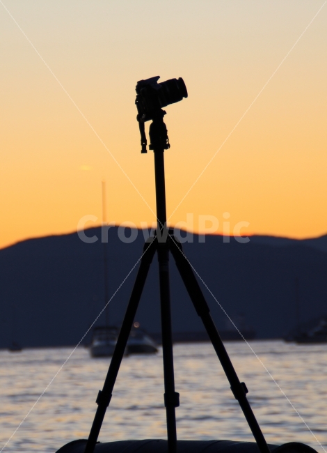 카메라,삼각대,DSLR,석양,노을,선셋,바다,실루엣,촬영,저녁,아름다운,풍경,경치,황금빛,따뜻한,사진,장비,야외,하늘,실루엣,그림자,silhouette,shadow,사물,물건,오브젝트,thing,object,matter