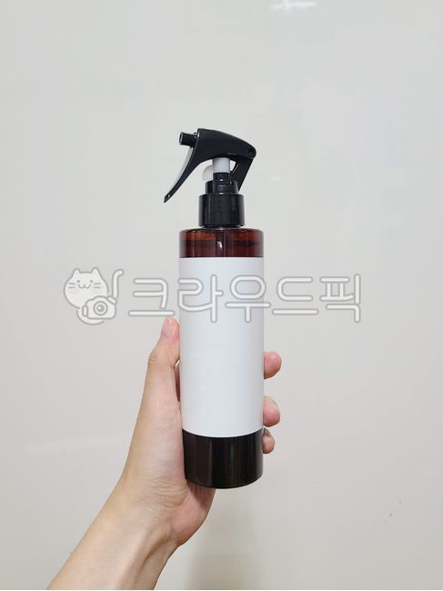 container,spray,empty bottle,sprayer,shaker,bottle,mist,mockup,cosmetics,person,household goods,human,injection,hand