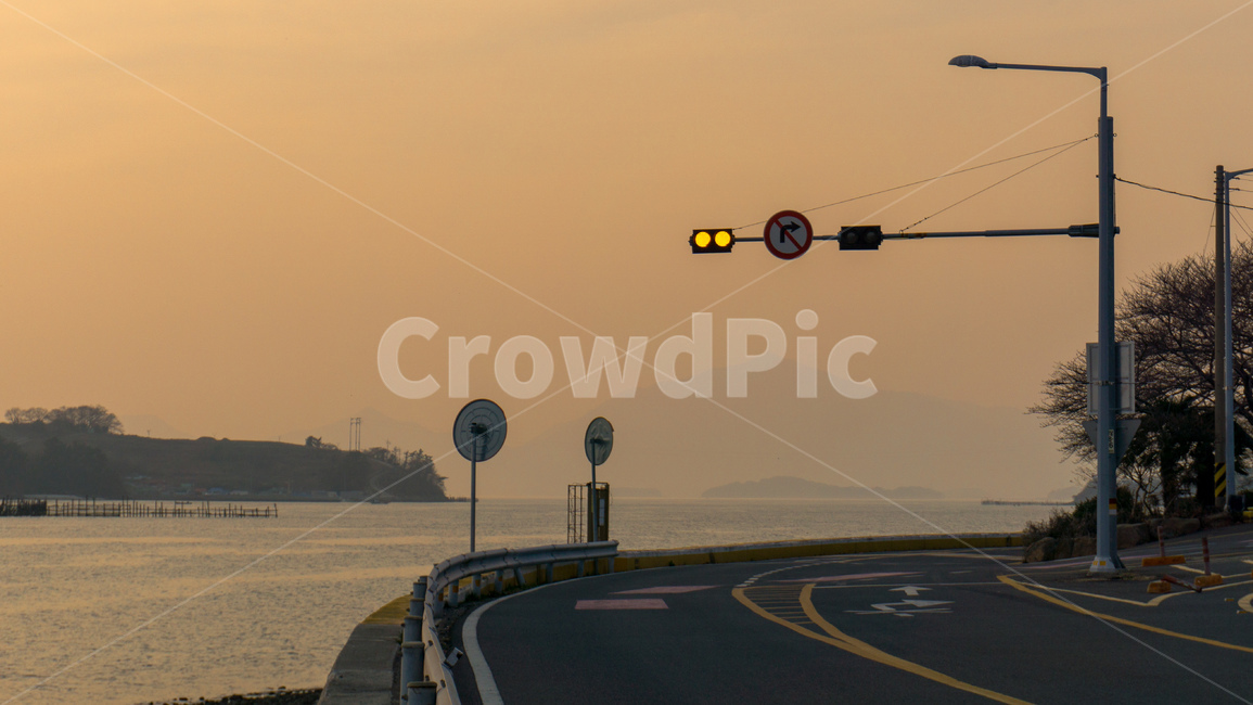 길,잔잔한,고요함,신호등,노란불,노란하늘,교통,교통수단,traffic,transportation