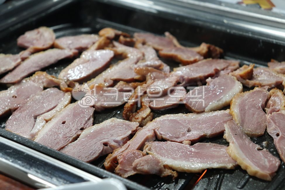 Duck meat,duck roast,bbq,roasted loin,grilled dish,duck rump,roasted loin,Korean food,raw duck rump,Korean food,folk food,local food,protein,high protein,nutritious food,iron plate cooking,iron plate grilling,fatty,cholesterol,cooking,grilling,bbq,pork,me