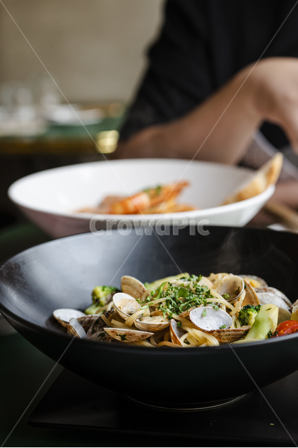 파스타,조개,플레이팅,식당,음식,식사,그릇,파슬리,봉골레,요리,food,pasta,이탈리안,면,연기,김,이탈리아,모시조개,식재료,양식,레스토랑,음식,식재료,요리,food,cook,meal,dishes,food reserves,면류,면요리,noodles,양식,서양음식,서양요리,western food,western dishes,western meal,western cook