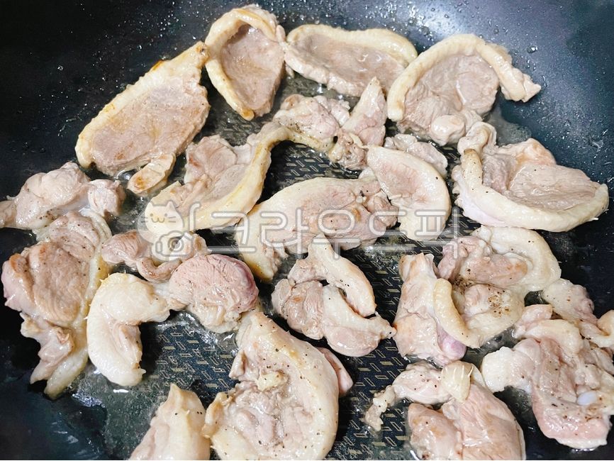 오리고기,오리구이,구이,오리,음식,요리,식사,젓가락,후라이팬,food,dish,cook,meal