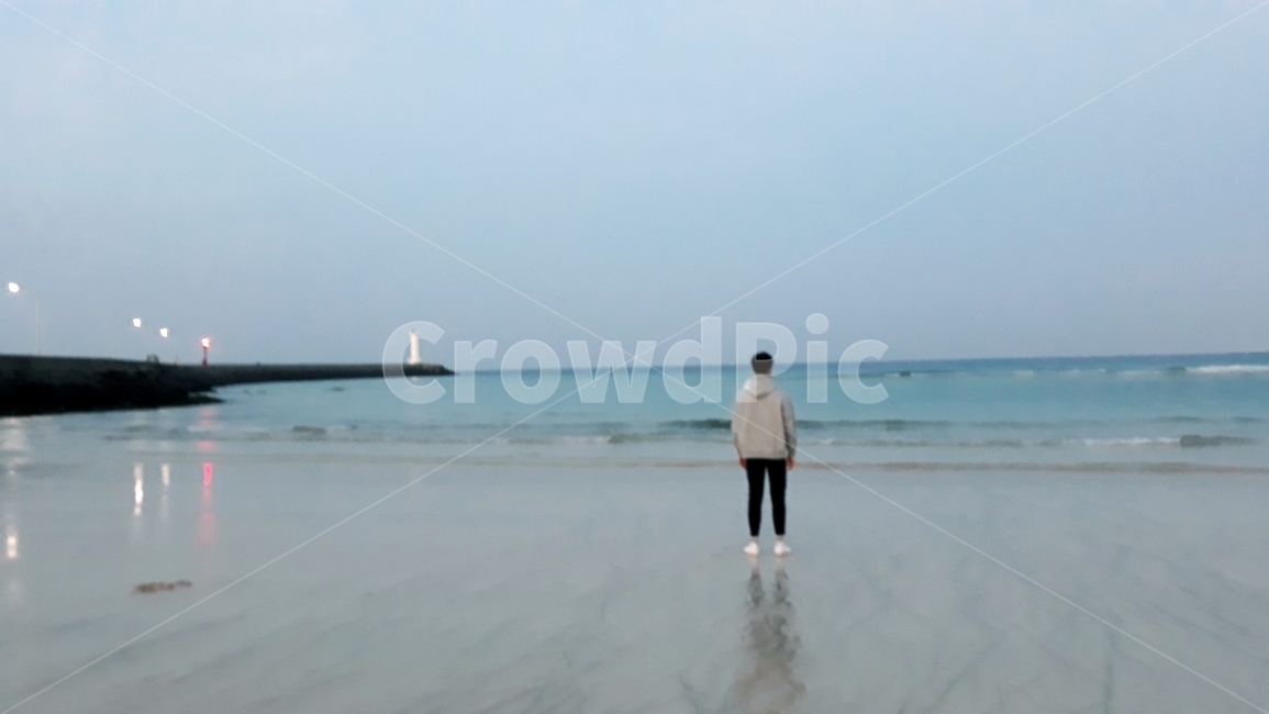 바다,해안,구름,먹구름,흐림,모래사장,해변,수평선,남성,남자,man,male