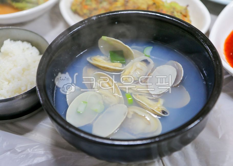 Clam hangover soup,clam soup,clam,soup,clams,soup,food,rice,earthenware pot,bowl,Korean food,dining table,restaurant,food,seafood,hangover soup,indoors,Korea,seafood,fish,meal