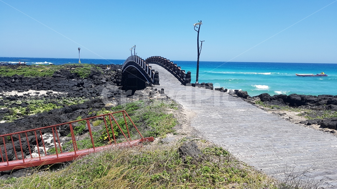 바다,제주도,해안,다리,맑은날,여름,여행,summer,자연,풍경,nature,landscape,한국자연풍경,한국자연경관,korea nature landscape,해변,바다,beach,sea,제주도,jeju,jeju island,handrail,난간,banister
