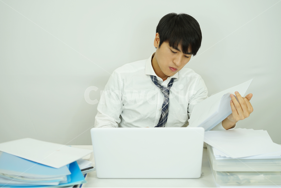 직장인,회사원,업무,비즈니스,회사,사무실,사업가,남성,남자,서류,노트북,영업사원,정장,사람,인물,인간,human,person,남성,남자,man,male,산업,industry,industrial,비즈니스,사업,business,service,work