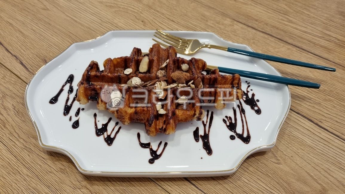 Chocolate syrup,fork,knife,Crople,tabletop,plate
