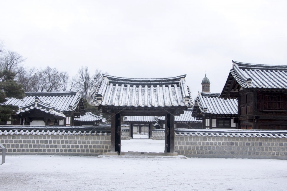 사진,단독사진,디자인,소스,포토,사진자료,배경,배경사진,백그라운드,한국,동양,아시아,접사,근접,자연,겨울,눈,얼음,경치,설경,Landscape,날씨,겨울배경,겨울풍경,풍경,눈풍경,한옥,지붕,사찰,전통가옥,기와,기와집,보케,흩날림,돌담,담,전통담,문,대문,전통문,출입구,겨울,계절,winter,season,한국전통,한국문화,korean traditional,korean culture