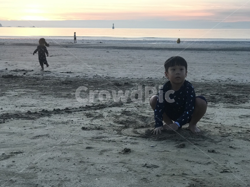 노을,바다,해변,아이들,남매,피서,두아이