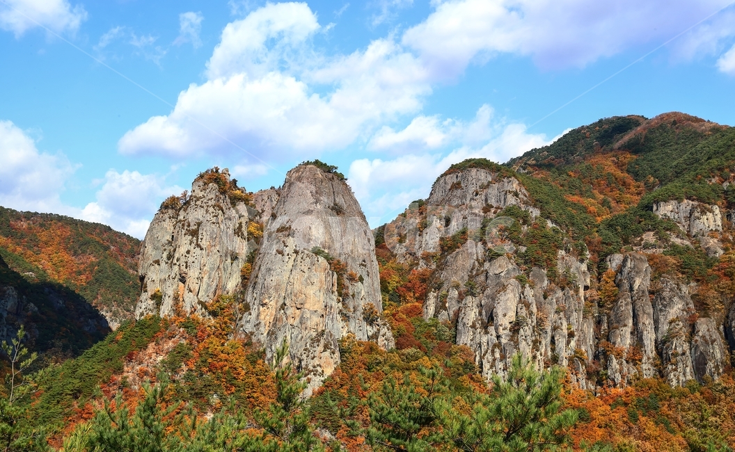 주왕산,암봉,단풍,가을,산,하늘,가을,계절,fall,autumn,season,자연,풍경,nature,landscape,한국자연풍경,한국자연경관,korea nature landscape,outdoors,옥외,cliff,낭떠러지