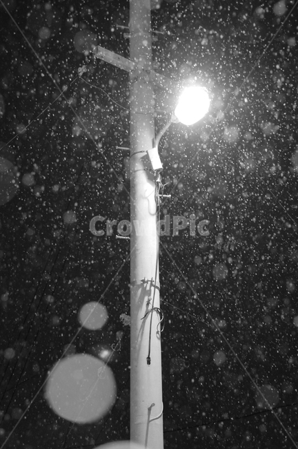 전봇대,가로등,겨울,눈,감성사진,streetlamp,streetlight,흑백,밤,밤풍경,sensitive,겨울,계절,winter,season,흑백,모노톤,monochrome,black and white