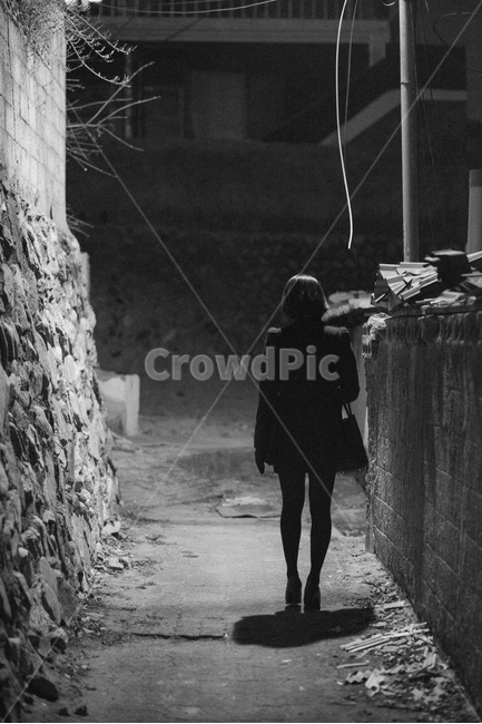 도시,골목길,밤길,거리,스토커,실루엣,범죄,퇴근길,골목길,alley,사람,인물,인간,human,person,여성,여자,woman,female,lady,흑백,모노톤,monochrome,black and white