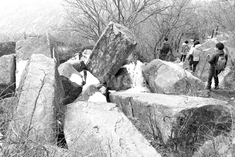 주상절리,columnarjoint,바위,무등산,등산객,겨울산행,눈,habbit,여가,취미,climbing,climber,국립공원,nationalpark,stone,person,사람,winter,스포츠,레저,운동,sports,leisure,exercise,흑백,모노톤,monochrome,black and white