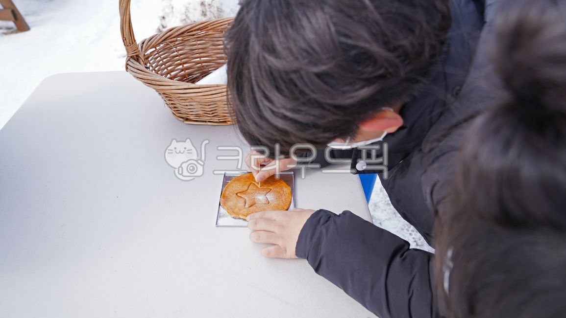 달고나,설탕과자,오징어게임,옛날과자,옛날사탕,person,사람,food,음식,dalgona,sugar,띠기,레트로,별,어린이,체험,아이,experience,child,kid,star