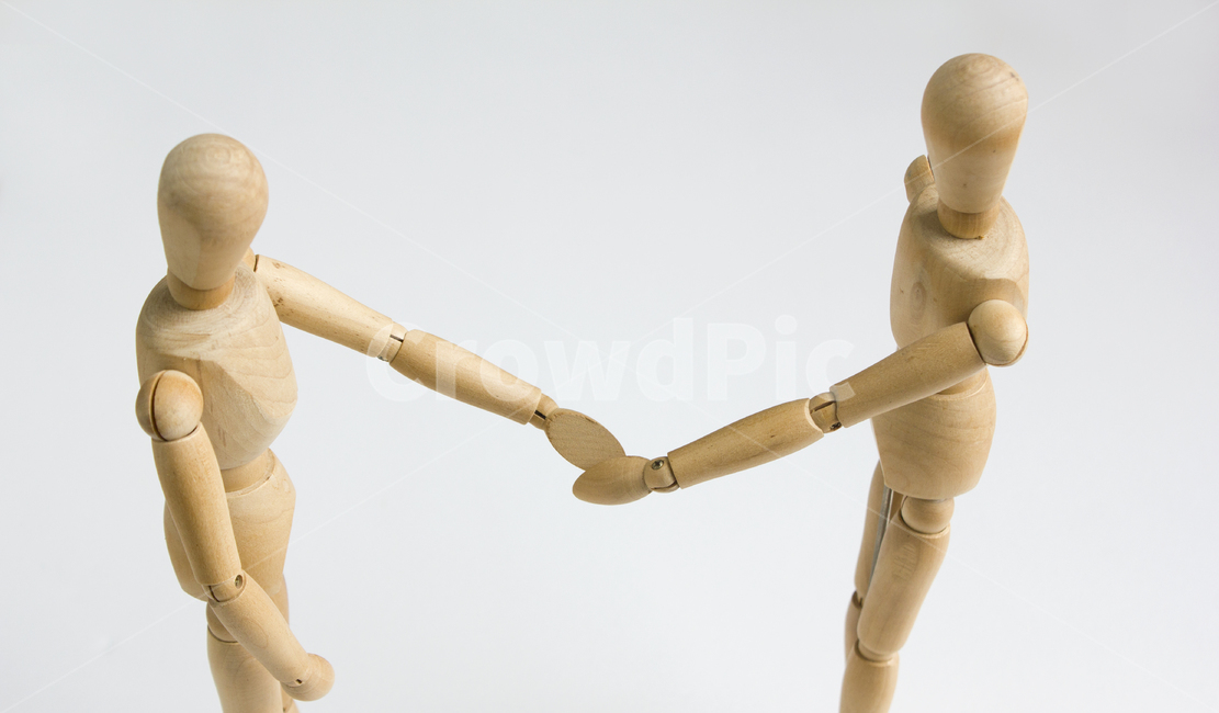 나무,우드,우든,나무인형,더미,얼굴없는,인형,이야기,비지니스,대화,사람,휴먼,목각인형,관절인형,브라운,갈색,흰배경,장난감,악수,인사,손잡은,상반신,손잡기,조각상,동상,석상,조형물,statue,bronze statue,stone statue,비즈니스,사업,business,service,work,연출,컨셉,콘셉,direction,concept