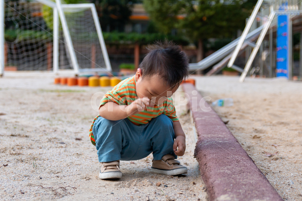 흙장난,아기,아이,모래,모래장난,운동장,놀이터,육아,남자아이,두살,세살,외로운,혼자,쓸쓸한,인물,모델,아가,사람,인간,귀여운,작은,꼬마,놀이,가족,외동,여름,아기패션,흙,어린이,영유아,아기,애기,아이,infants,baby