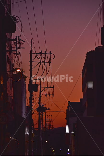 night view,evening scenery,atmosphere,evening glow,city,dusk,nightview,Around evening,early evening,building,Street lamp,night alley,peeling,cityscape,fire,Emotion,security light,close,Dusk,telegraph pole,feeling,Emotional photo,outdoor,wire,outdoors,back
