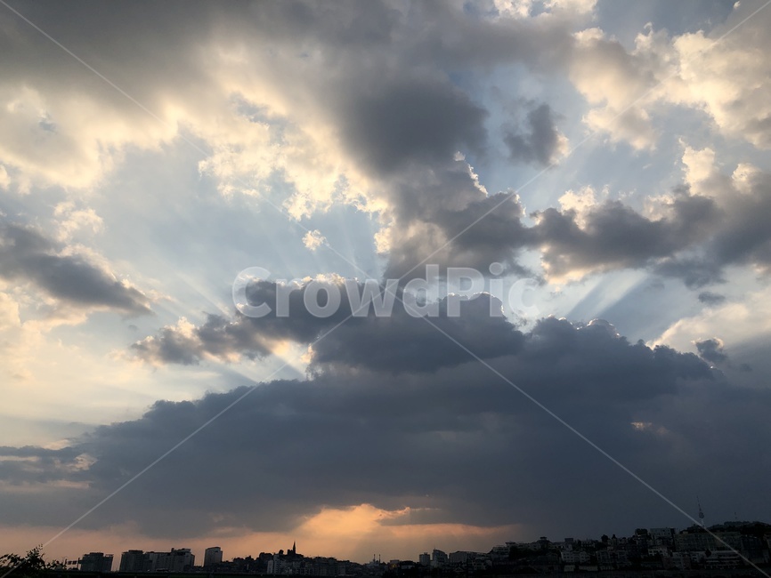 구름,일몰,먹구름,빛,노을,하늘,햇살,cloud,sunset,sundown,light,eveningglow,sunlight,sunshine,sunbeam,darkcloud,blackcloud,sky