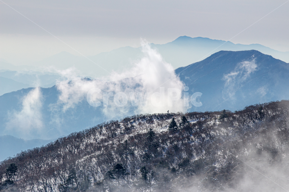 mountainrange,snow scene,winter,ice,Deogyusan Mountain,scene,mountain climbing,cloud,mountain,sight,climbing,Fog,snow mountain,jeonbuk,Sangrime,nature,tree,snow field,mountain range,sunlight,outdoors,winter landscape,Mujugun