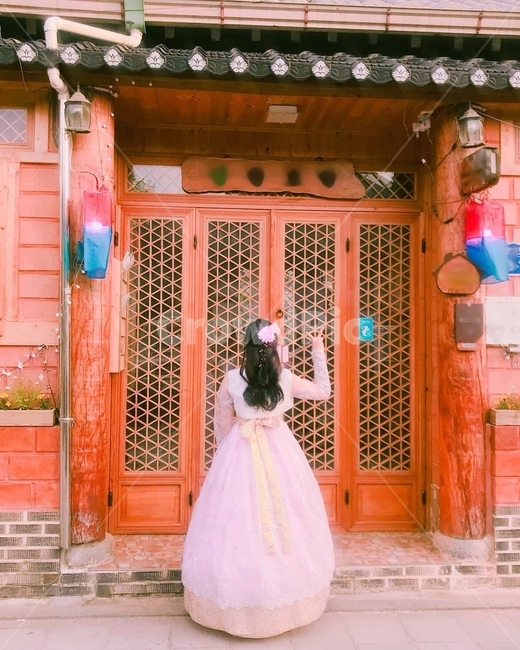 한복,여자,여자뒷모습,apparel,의복,clothing,의류,human,인간,female,person,사람,fashion,gown,겉옷,robe,옷,eveningdress,한복,한국전통의상,hanbok,korean traditional clothes