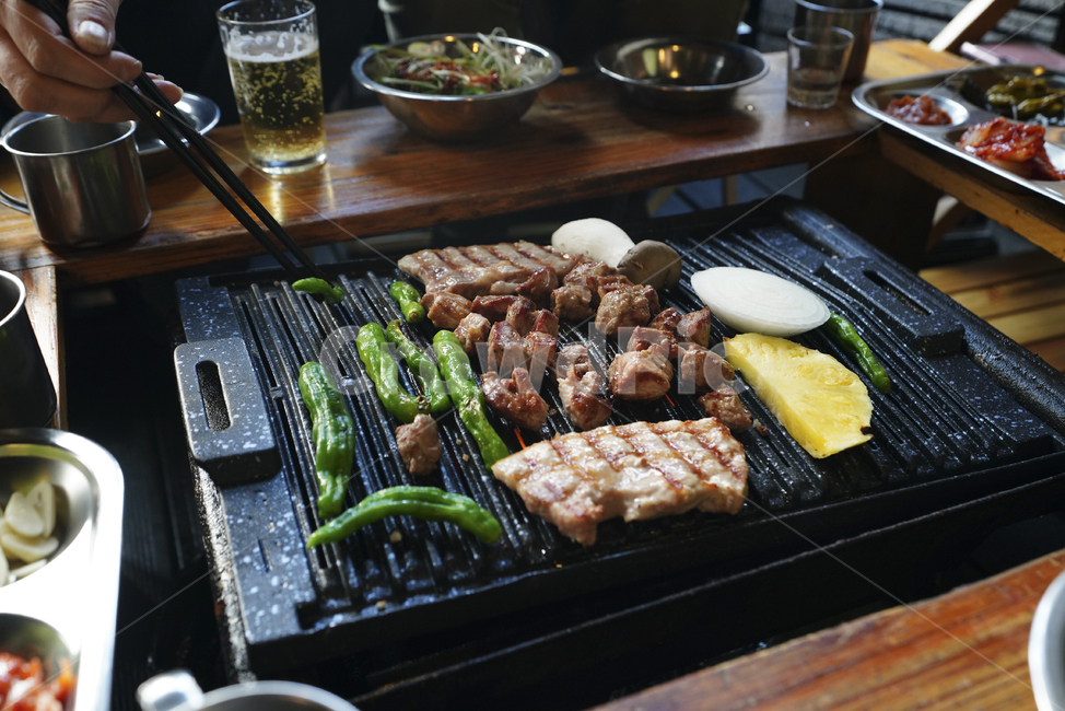 불판,육식,구이,육류,먹거리,음식,푸드,한식,식사,술안주,안주거리,food,삼겹살,고추,음식,식재료,요리,food,cook,meal,dishes,food reserves,육류,고기,meat,한식,한국음식,한국요리,korean food,korean dishes,korean meal,korean cook