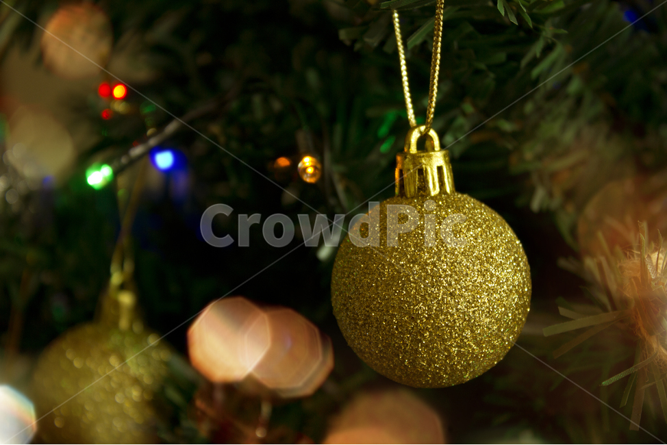 크리스마스,트리,겨울,구슬,오너먼트,소품,원형,구,금색,골드,골든,금,반짝임,반짝이는,노랑,옐로우,빛,조명,라이트,라이팅,클로즈업,크리스마스트리,나무,장식,골든볼,볼,성탄절,메리크리스마스,오브젝트,물건,시즌용품,시즌,계절,메리크리스마스,성탄절,merry christmas