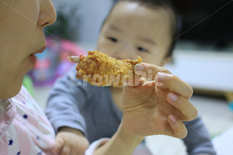 치킨,아기,가족,닭다리,야식,애기,아이,입,손,음식,배고픈,부러운,먹고싶은,맛있는,치느님,귀여운,닭,후라이드,후라이드치킨,1살,1살아기,얼굴,신체,가정,라이프스타일,간식,집,먹을것,사람,인물,인간,human,person,가족,패밀리,family,어린이,어린아이,child,children,kid,음식,식재료,요리,food,cook,meal,dishes,food reserves