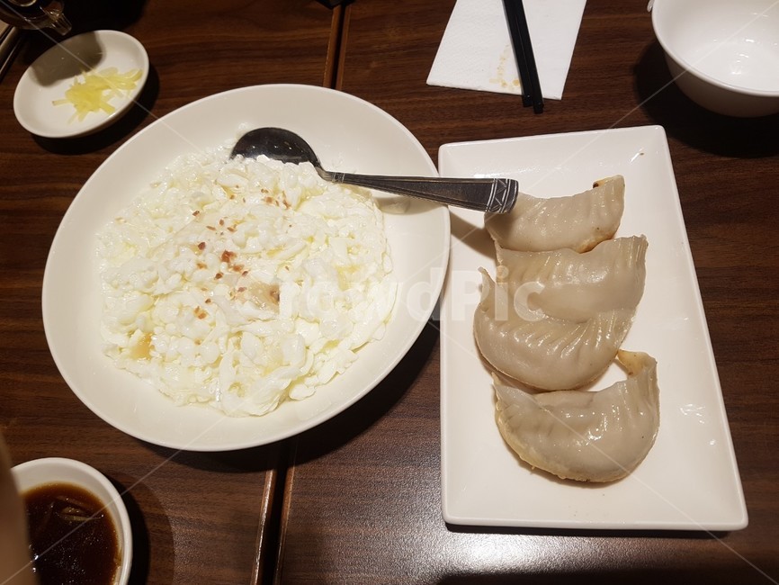 홍콩음식,홍콩,음식,만두,달걀요리,달걀,요리,식당,상차림,숟가락,접시,간장,hongkong,food,dumpling,egg,dishes,restaurant,tablesetting,table,setting,spoon,soysauce