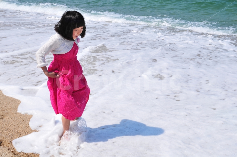 바다,파도,포말,하얀,차가운,표정,놀라운,경이,풍경,인물,딸,여름,계절,summer,season,해변,바다,beach,sea,사람,인물,인간,human,person,얼굴표정,facial expression,face,어린이,어린아이,child,children,kid,감정표현,기분,feeling,emotion