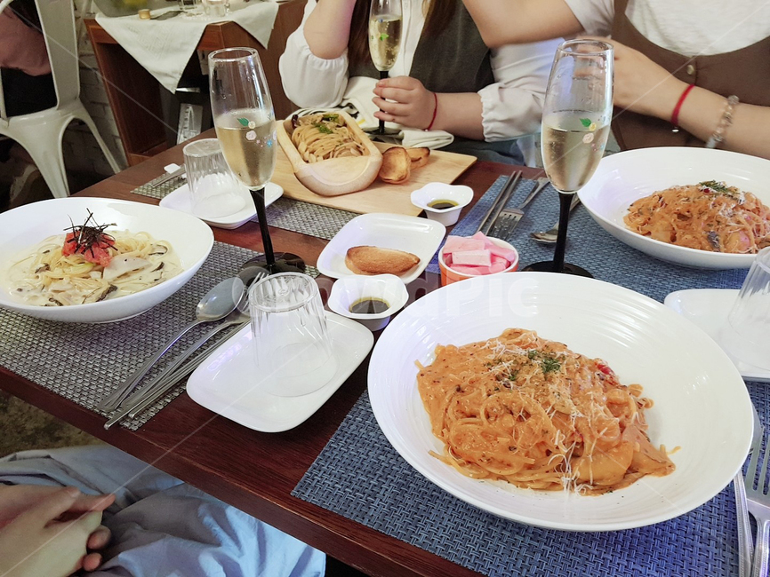 저녁식사,와인,파스타,스파게티,친구,빵,로제파스타,크림파스타,wine,spaghetti,dinner,friend,그릇,와인잔,셋팅,활기찬,술,음식,식재료,요리,food,cook,meal,dishes,food reserves