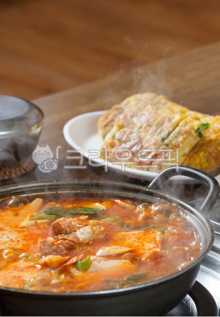김치찌개,김치찌게,돼지고기김치찌개,돼지고기김치찌게,찌개,찌게,김치,두부전골,전골,돼지고기,생삼겹살,목살,음식,식재료,요리,food,cook,meal,dishes,food reserves