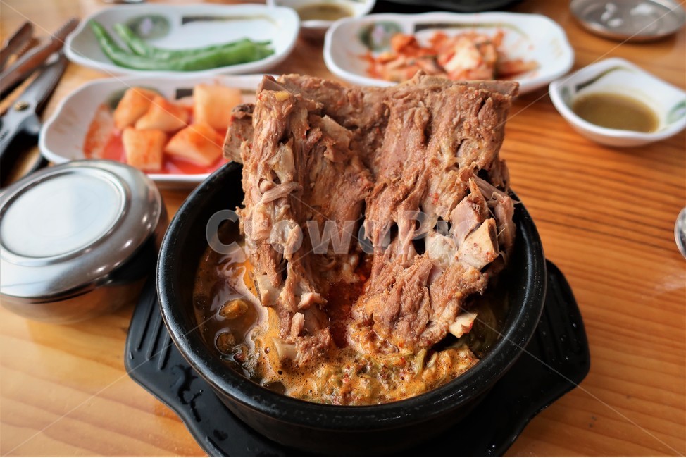 한식,감자탕,뚝배기,해장국,돼지뼈,돼지고기,뼈해장국,전통,음식,요리,음식,식재료,요리,food,cook,meal,dishes,food reserves,한식,한국음식,한국요리,korean food,korean dishes,korean meal,korean cook