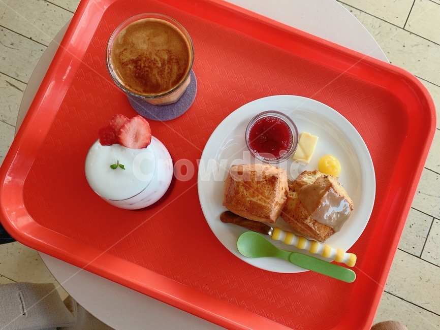 coffee,커피,딸기라떼,딸기음료,스콘,빨간쟁반
