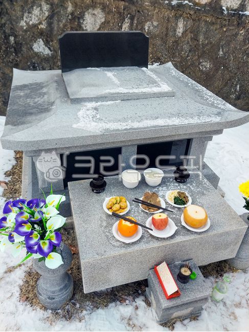 성묘,명절,추석,설날,제사,차례,전통,한국,제사상,차례상,조상,전통문화,유교,유교문화,음식,과일,정성,효도,상차림,설,제물,문화,풍습,종교,새해,묘지,납골당,공원묘지,한식