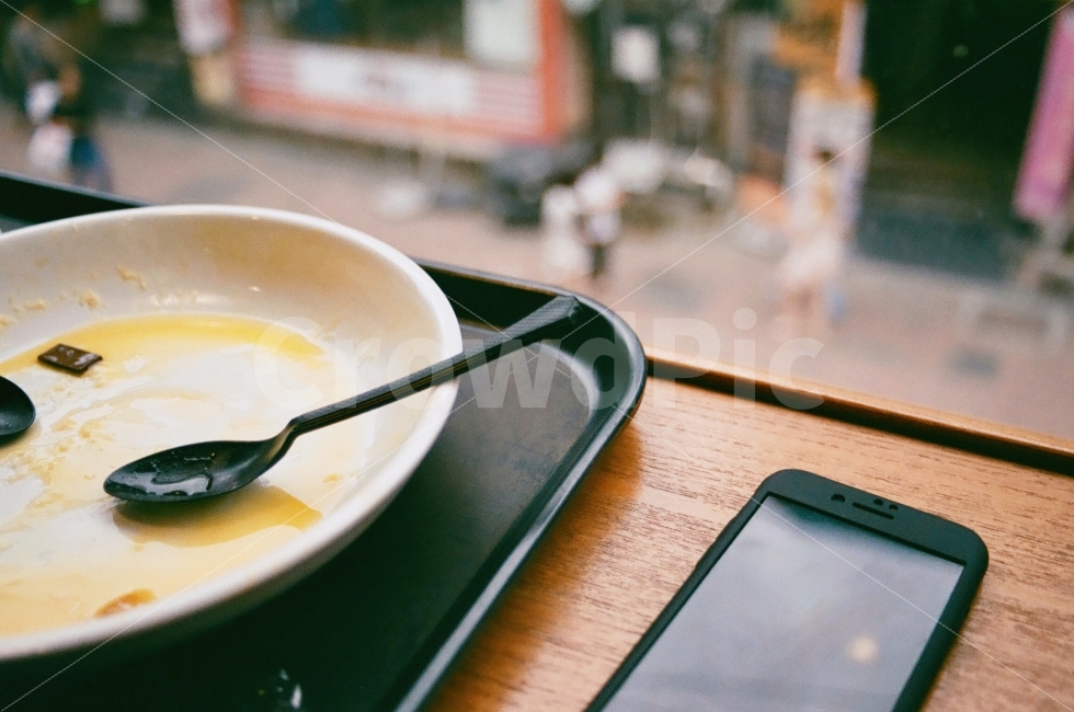 연출,그릇,식기,휴대폰,phone,창가,plate,숟가락,spoon,감성,sensible,feeling,사물,물건,오브젝트,thing,object,matter,연출,컨셉,콘셉,direction,concept,정보통신기술,전자기기,전자제품,it,information,technology,electronic equipment