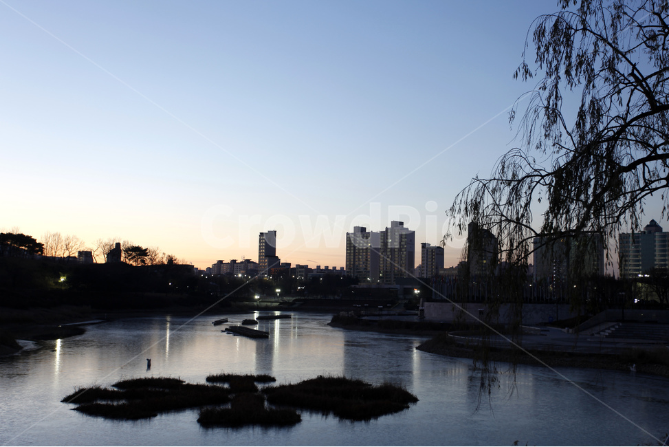 호수,강물,나무,공원,건물,해돋이,하늘,쓸쓸함,희망,도시,풍경,city,landscape