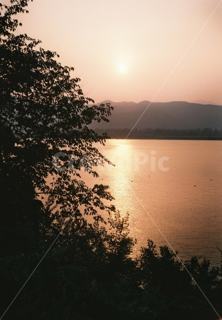 석양,노을,호수,하늘,그림자,자연,풍경,nature,landscape,filmphotography,감성,자연,풍경,nature,landscape,감성,sensible,feeling,plant,식물,tree,나무