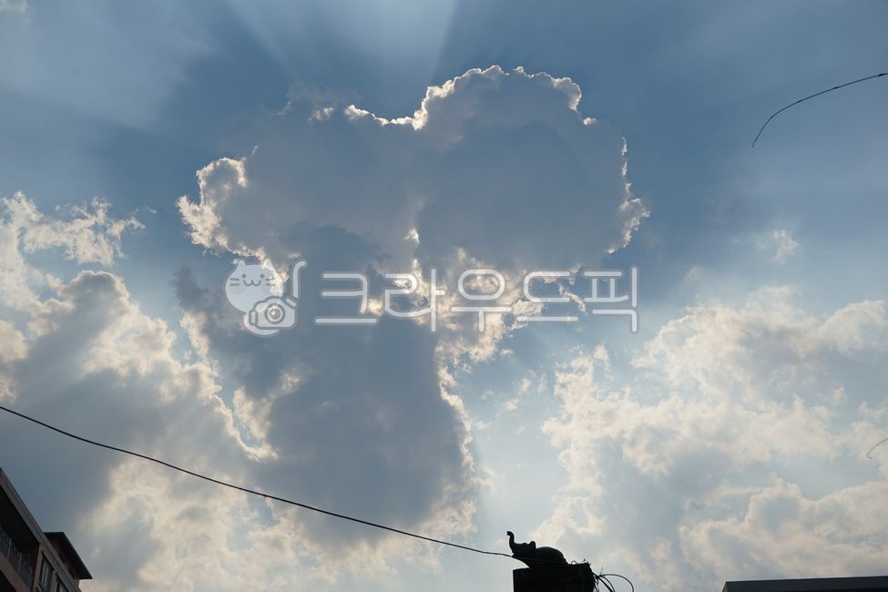 뭉개구름,파란하늘,정오,점심시간,하늘배경,빛가림,nature,자연,outdoors,옥외,azuresky,푸른하늘,sky,하늘