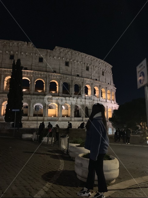 유럽,europe,이탈리아,italy,로마,rome,roma,밤,야경,night,nightview,콜로세움,colosseo,building,건물,architecture,건축물,person,사람,human,인간,pedestrian,보행자,옆모습,profile,인물,portrait,사람,인물,인간,human,person,여성,여자,woman,female,lady,여행,휴가,traveling,vacation,trip