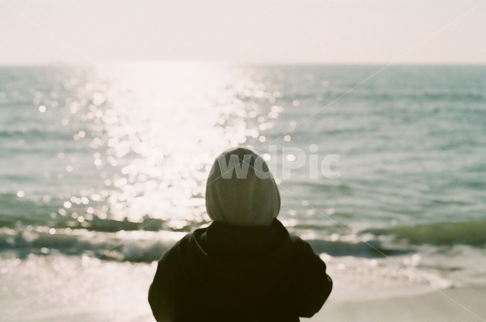 바다,바다뒷모습,뒷모습,파도,눈부신바다,해변,바다,beach,sea,사람,인물,인간,human,person,여행,휴가,traveling,vacation,trip,감성,sensible,feeling,휴식,힐링,rest,relaxation,healing,고독함,외로움,쓸쓸함,우울함,슬픔,lonely,solitary