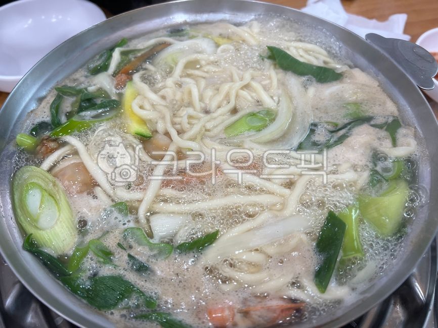칼국수,만두전골,해물칼국수,면요리,냄비요리,국물요리,그릇,접시,음식,식사,국수,해물,조개,호박,만두,파,대파,food,요리,맛집,별미,음식점,한국음식,식사메뉴
