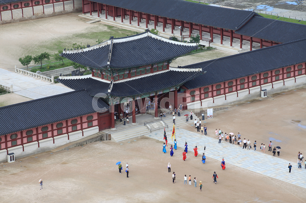 경복궁,흥례문,궁,고궁,궁궐,전통,한국,한국전통,건축,전통건축,전통건축물,기와,명소,지붕,기와지붕,수문장교대의식,수문장,교대,의식,수문장교대식,교대식,행사,전통행사,사람,구경,탑앵글,탑뷰,하이앵글,하이뷰,풍경,서울
