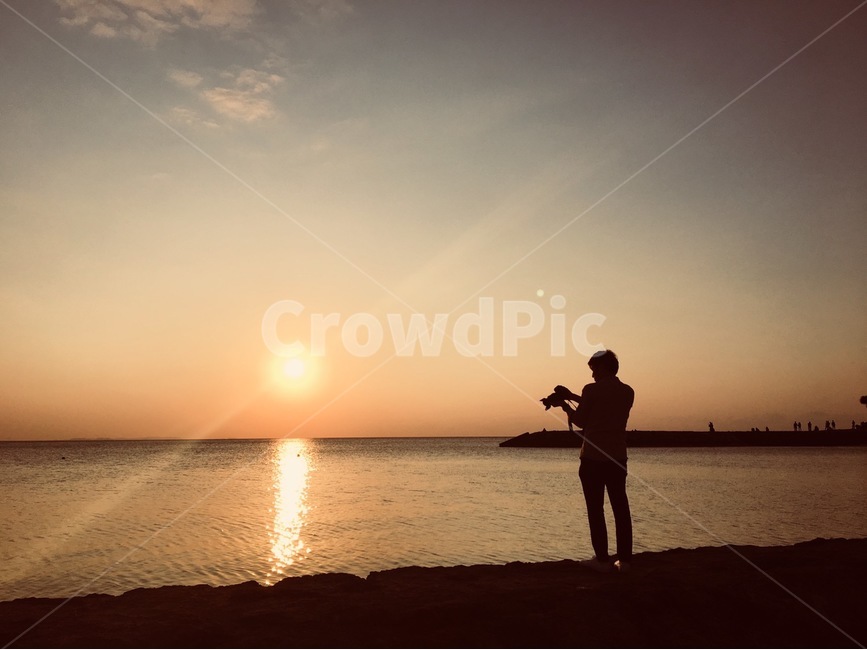 노을,카메라,남자,석양,일몰,sunset,camera,beach,sea,감성사진,감성,사람,인물,인간,human,person,인물실루엣,사람실루엣,character silhouette,human silhouette,사진작가,포토그래퍼,photographer,light,빛,flare,플레어