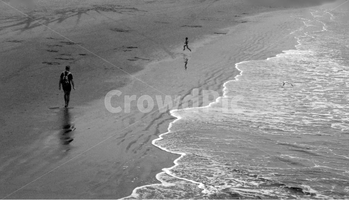 해변가,흑백,풍경,바닷가,landscape,sea,자연,풍경,nature,landscape,사람,인물,인간,human,person,남성,남자,man,male,어린이,어린아이,child,children,kid,흑백,모노톤,monochrome,black and white,water,물,바다,outdoors,옥외,ocean,대양,shoreline,해안선