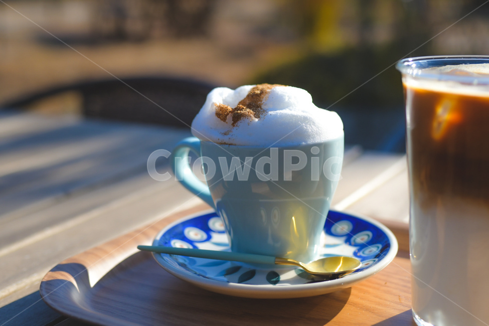 커피,카푸치노,거품,카페,커피컵,컵,도기류,받침접시,마실것,coffee,cafe,pottery,saucer,coffeecup,cup,drink,beverage,테이블,야외,티스푼,커피잔,커피,카페,coffee,cafe