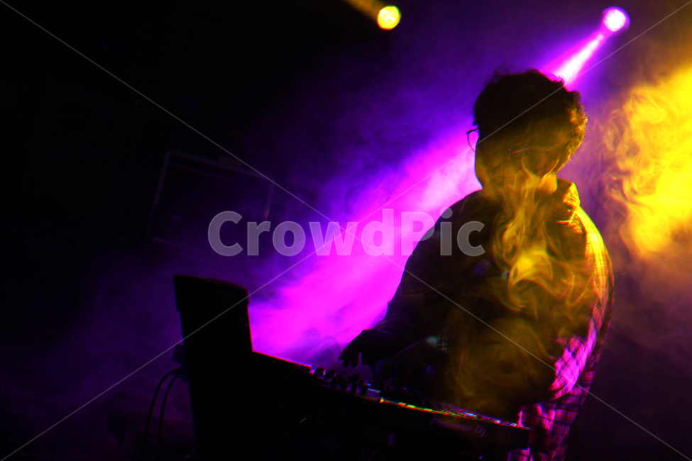 dj,디제이,클럽,라이브,공연,라이브클럽,주점,댄스,디제잉,음악,음향,스튜디오,사람,인물,인간,human,person,인물실루엣,사람실루엣,character silhouette,human silhouette,축제,행사,festival,carnival,event