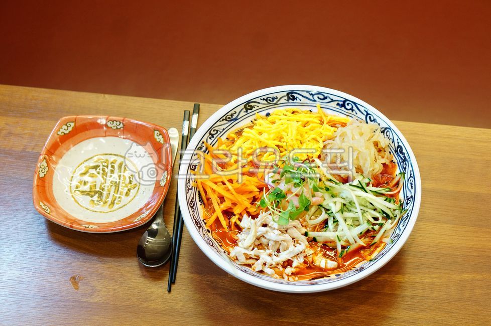 chinesefood,lunch,chiesedishes,chiesecook,noodles,plate,Chinese food,bowl,food,meal,dish,cold jjamppong,Chinese cold noodles,chinesemeal