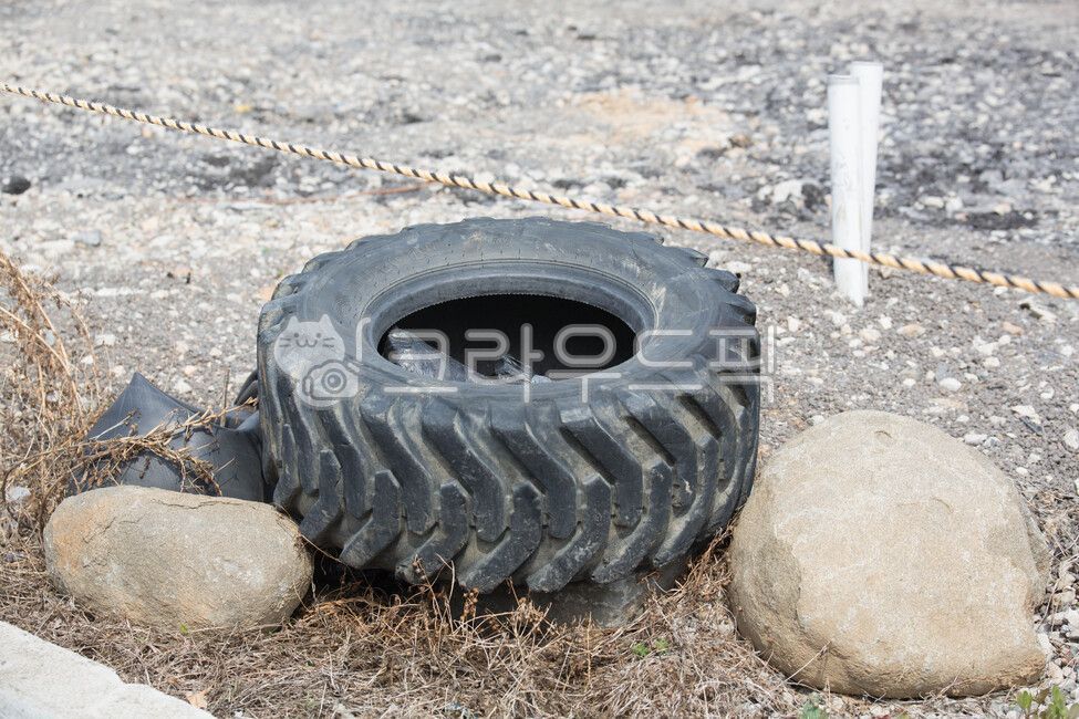 tire,타이어,폐타이어,돌,방치