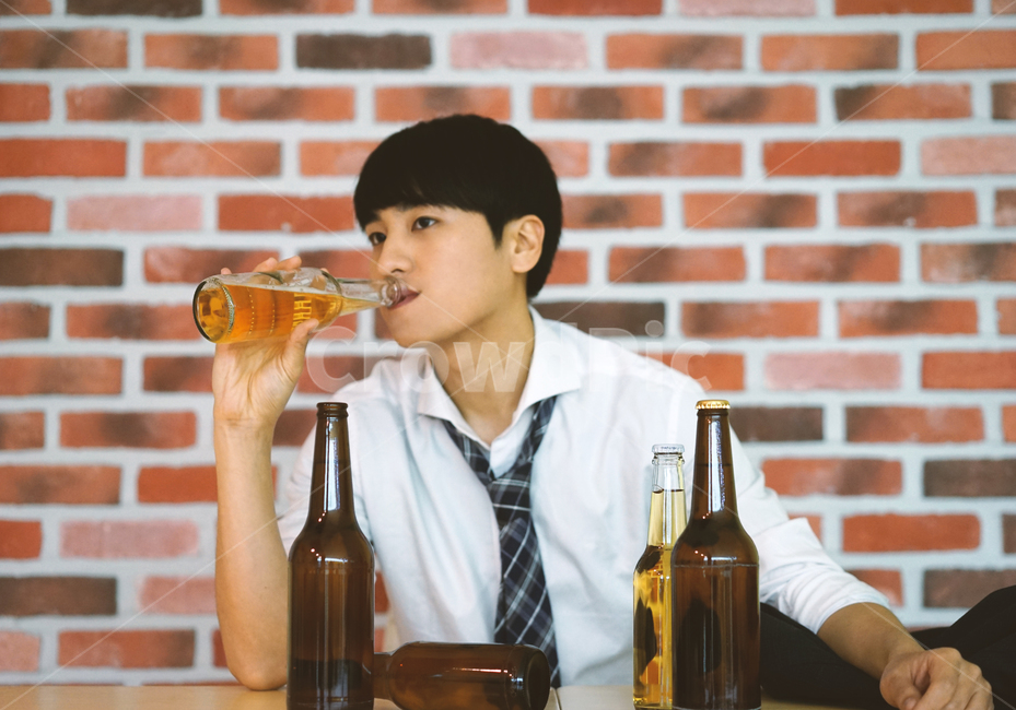 남성,남자,펍,맥주,비어,beer,술,음주,과음,맥주병,병맥주,알코올,사람,인물,인간,human,person,남성,남자,man,male,술,주류,alcohol,산업,industry,industrial,비즈니스,사업,business,service,work